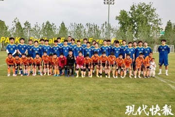 乐鱼体育官方入口-苏超南京队举行公开训练：吸引近百名市民围观，还和小学生来了一场热身赛