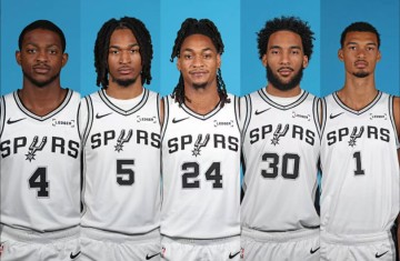 乐鱼体育-NBA总决赛G1阵容：两队均全员出战 尼克斯首发比马刺贵8149万
